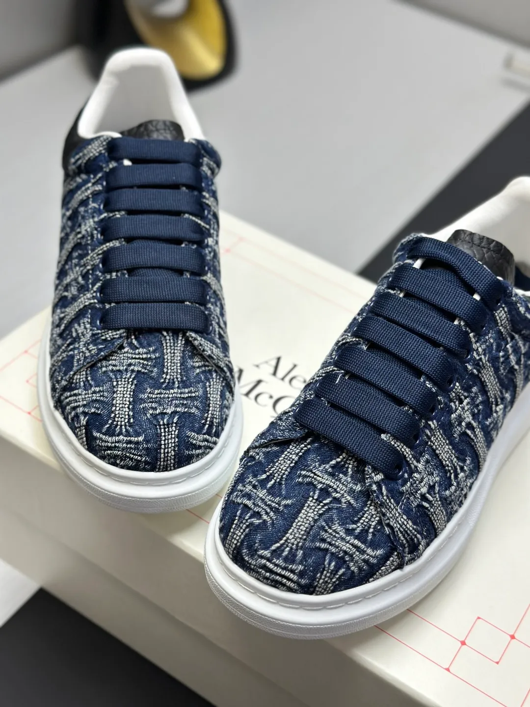 👟👟Ex-factory price 600👟👟 (🥇Top version produced in Dongguan🥇) A new upgrade of the classic McQueen white shoes. This upgrade of McQueen, which has been done for 4 consecutive years, will definitely bring you the most cost-effective ALEXANDER MCQUEEN classic in the market. If you are not confident about the quality of such a classic and world-destroying model, there is really no need to put it on the table🔙.  Purchased original version from HK counter, various demolitions.  All kinds of PKs are welcome💥.  (Anyone who has the original version at the stall is welcome🆚) The thick sole perfectly increases the elongated visual effect. The most perfect proportion of the shoe body is this last shape. The logo font on the rear tail is printed in small fonts. The logo on the foot is made of genuine leather with air-pressed colorless process. We will always update the color with the counter. 🔘Upper: genuine customized environmentally friendly full-grain cowhide 🔘Inner lining: imported mixed sheepskin (the genuine product is also sheepskin, not the cheap cowhide on the market) 🔘Sole: Exclusive molded TPU➕rubber injection molded layered outsole, (purple tail, pink tail, red tail, burgundy tail, rose gold tail sequin series, Velcro men's model needs to be customized, non-returnable) 🔘Code number 34-44 (women's size 34.40 is custom-made).